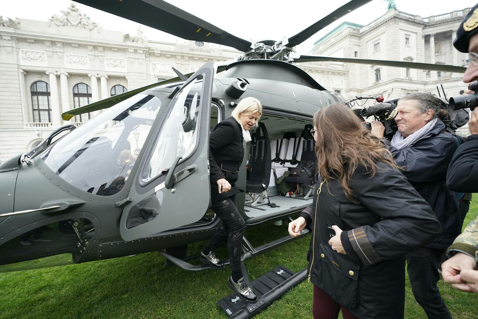 Verteidigungsministerin Klaudia Tanner steht mit Soldaten des österreichischen Bundesheeres vor einem Black Hawk-Hubschrauber im Vorfeld der Leistungsschau auf dem Gelände des Heldenplatzes.