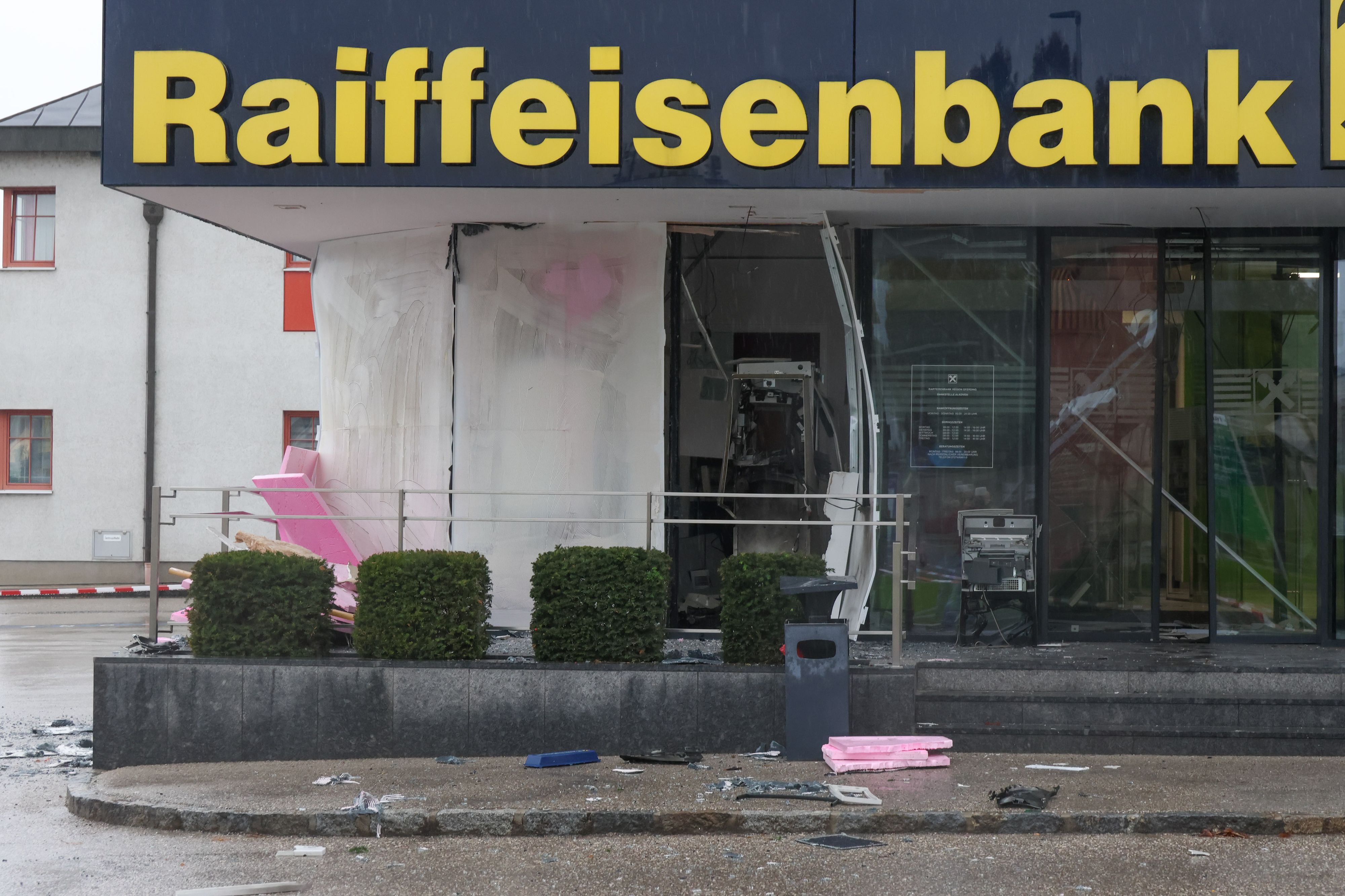 In Alkoven wurde bei einer Bankfiliale der Bankomat gesprengt.