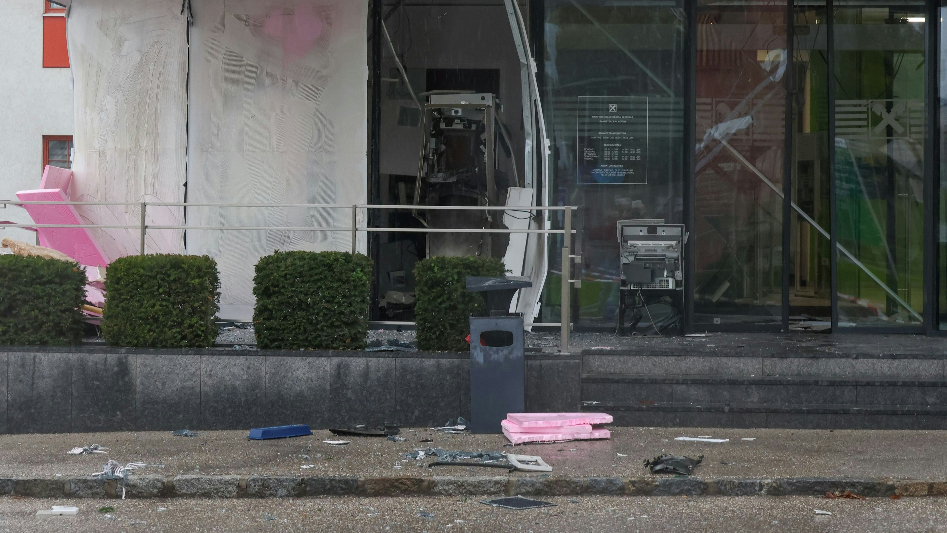 Heute.at - Maskierte sprengen Bankomat, rasen in Auto davon