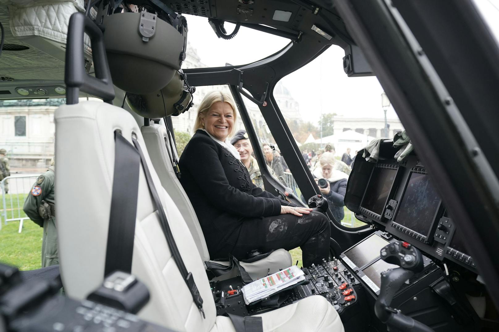 Verteidigungsministerin Klaudia Tanner steht mit Soldaten des österreichischen Bundesheeres vor einem Black Hawk-Hubschrauber im Vorfeld der Leistungsschau auf dem Gelände des Heldenplatzes.