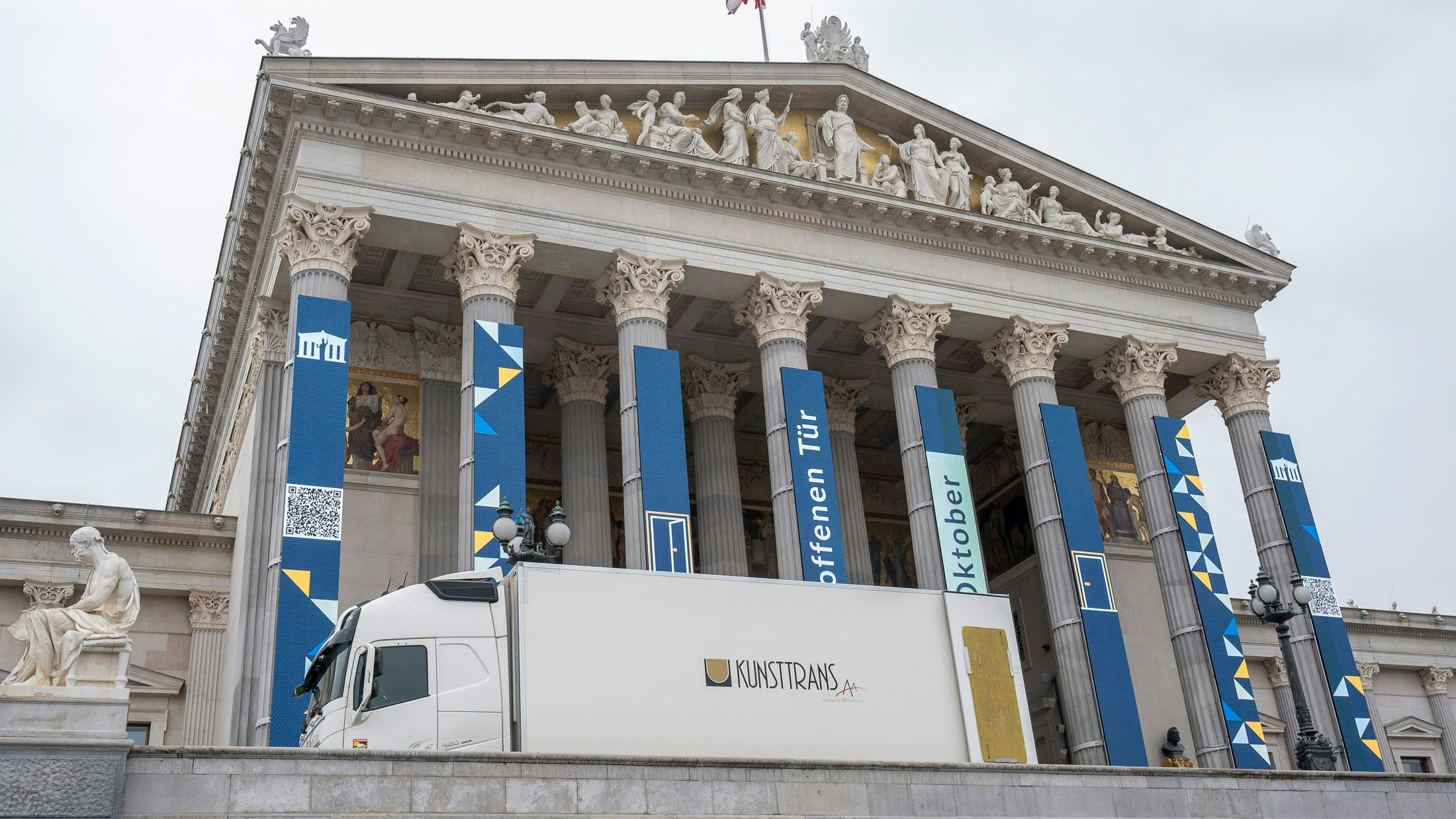 Die Kunst ist eben ein Laster: Der LKW mit den beiden Wurm-Exponaten am Mittwoch vor dem Parlament