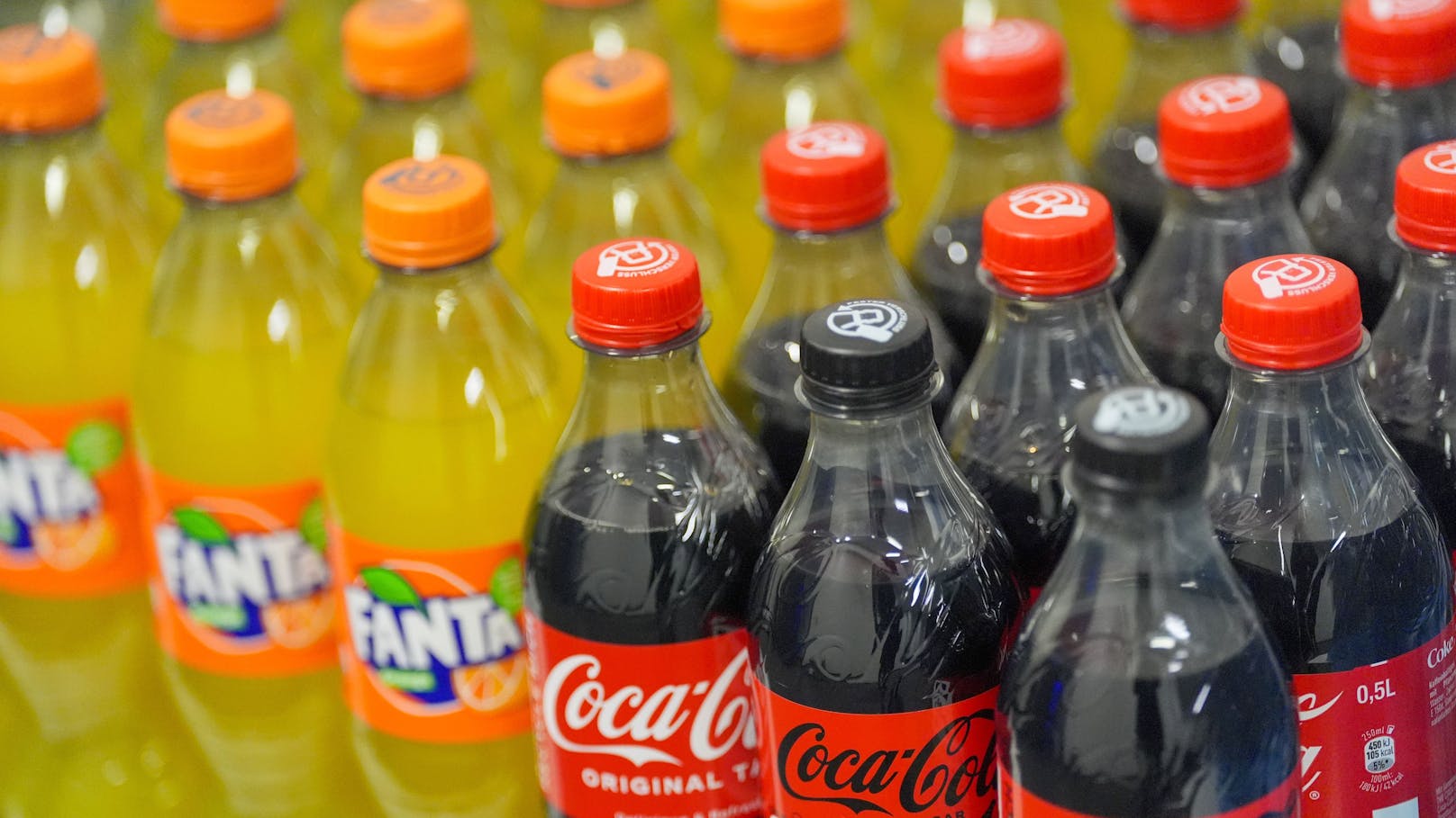 Millionen Cola-Flaschen von Metallstücken betroffen