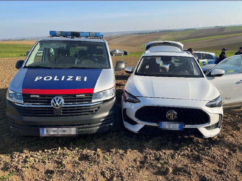 Polizeiauto und das beschädigte Schlepperfahrzeug