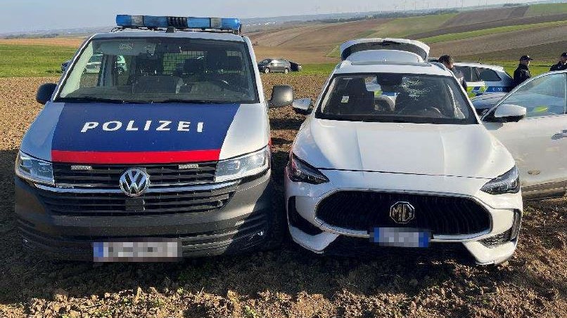 Polizeiauto und das beschädigte Schlepperfahrzeug