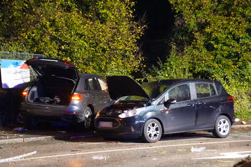 Die in den Unfall mit drei Todesopfern verwickelten Fahrzeuge stehen neben dem Unfallort. (22. Oktober 2024)