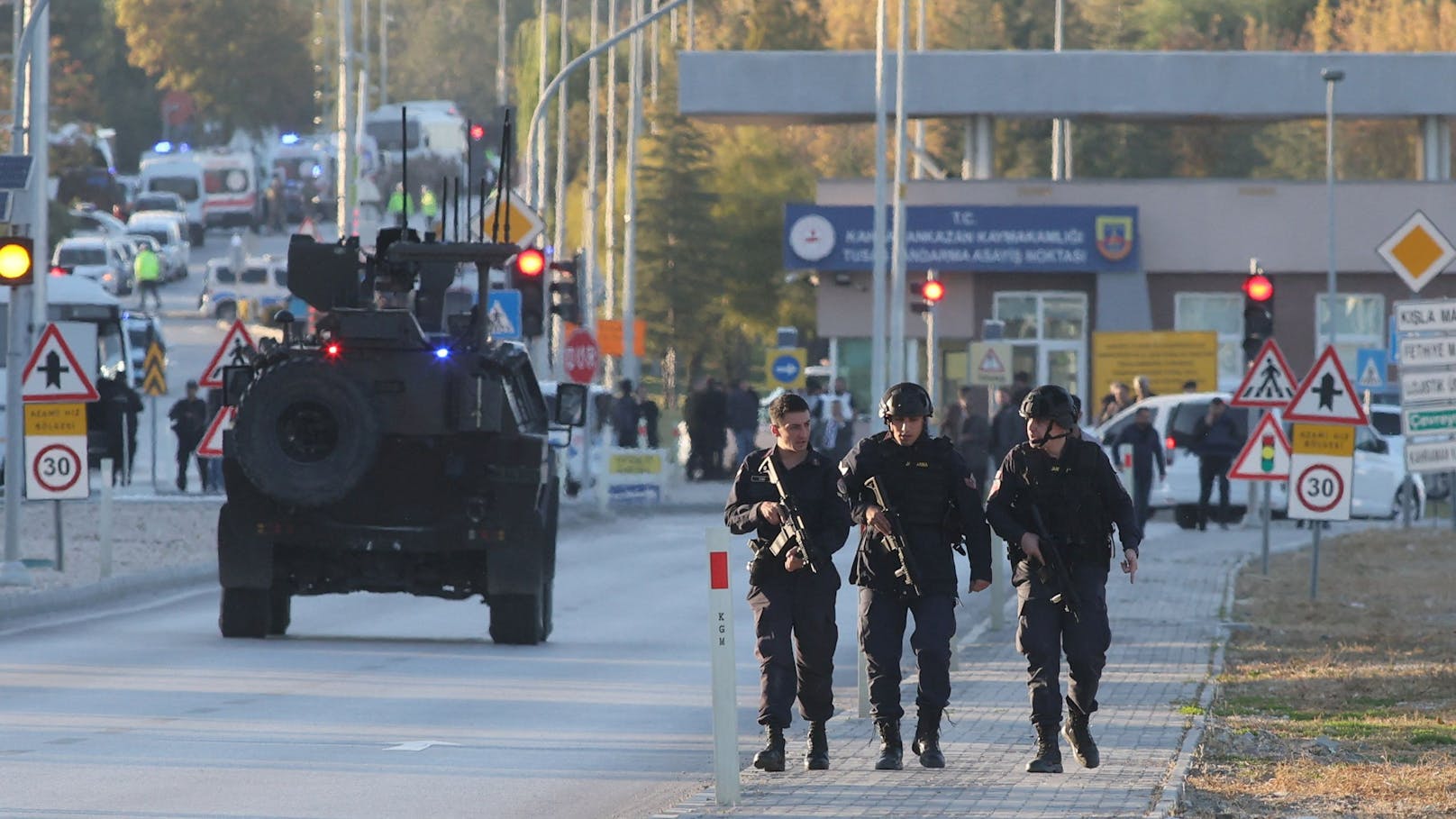 Terroristen kamen im Taxi – sie feuerten sofort los