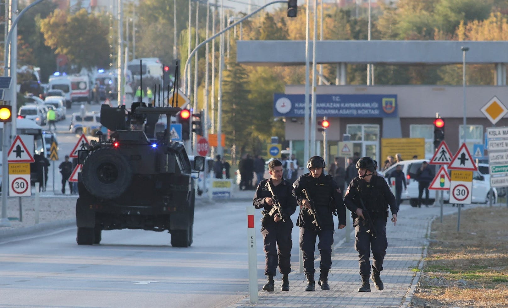 Türkische Sicherheitskräfte stehen mit einem Großaufgebot im Einsatz.