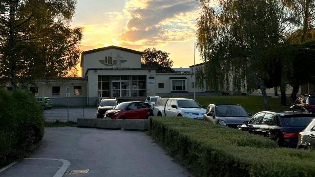 Hinter dieser Schule ist der Sportplatz – eine andere Zufahrt gibt es nicht.