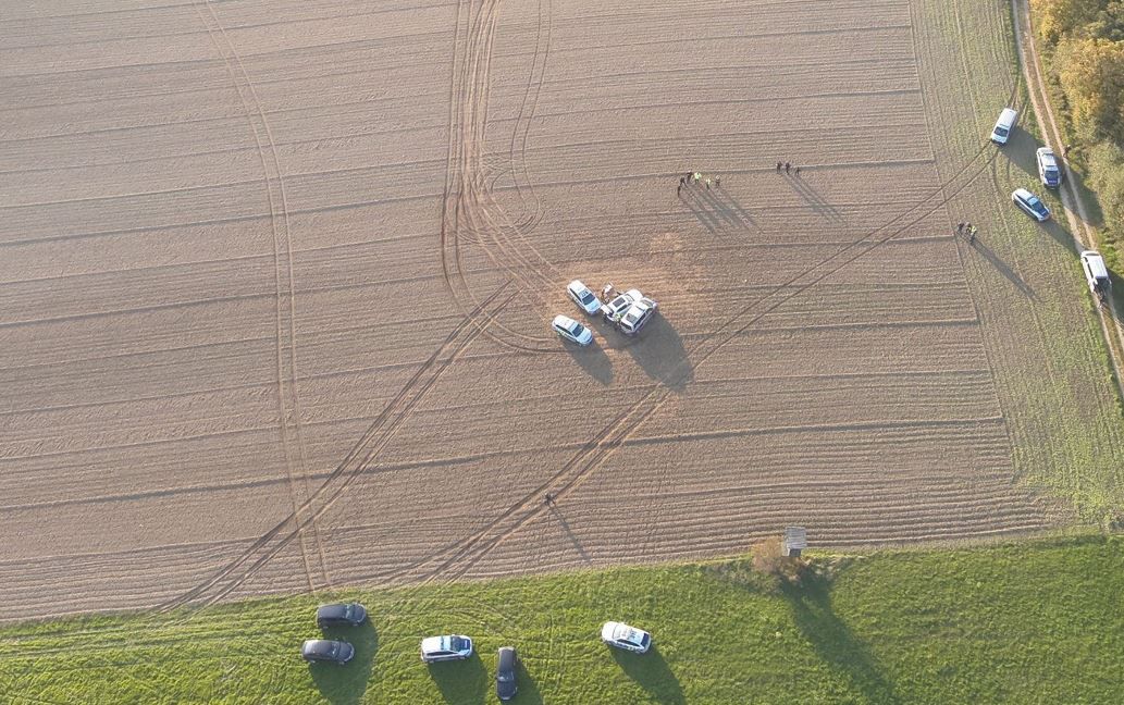 Kurz vor Mistelbach bog das Fluchtfahrzeug in einen vorerst befestigten Feldweg ab. Wenige Zeit später stellten die Beamten das Schlepper-Fahrzeug.