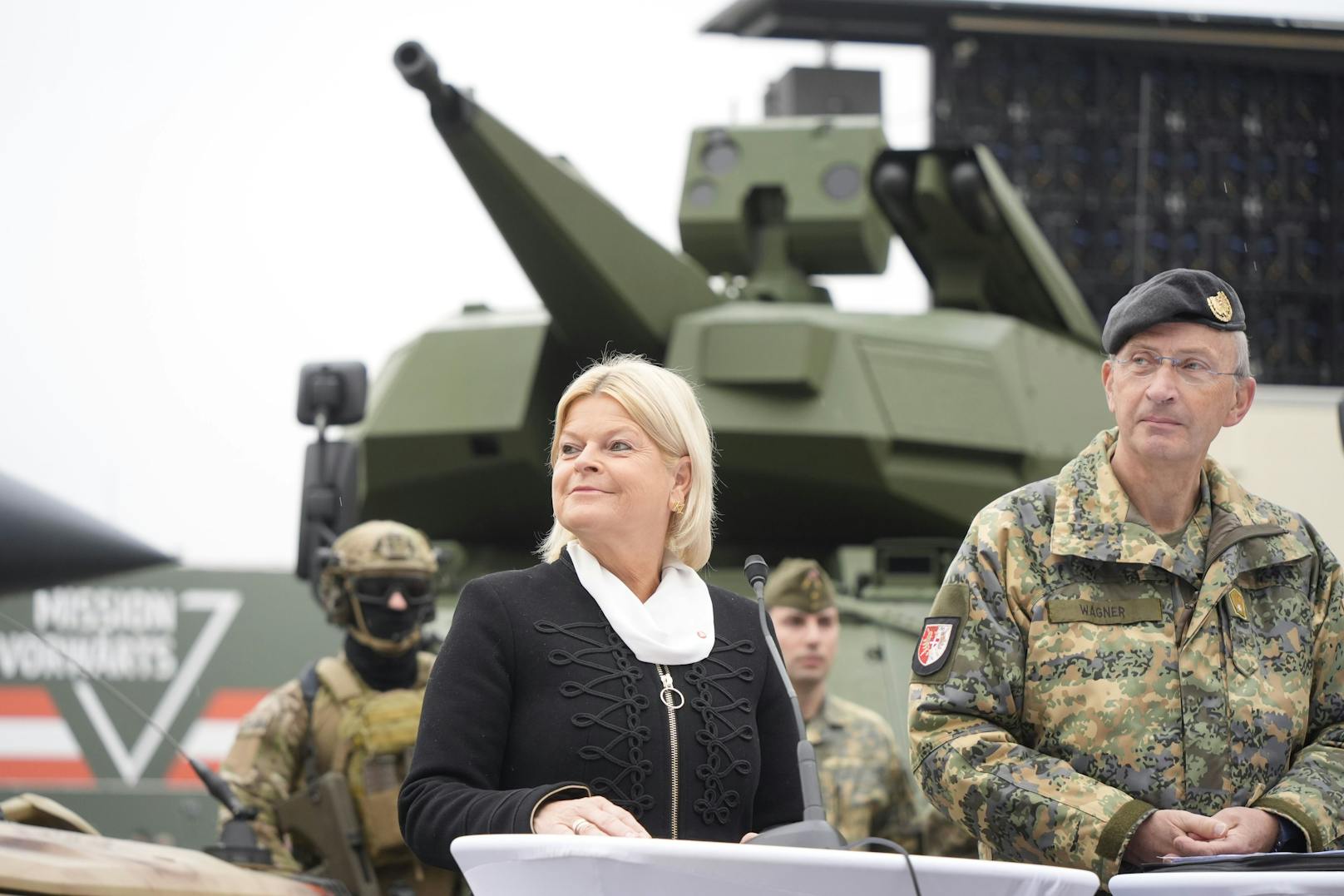 Verteidigungsministerin Klaudia Tanner steht mit Soldaten des österreichischen Bundesheeres vor einem Black Hawk-Hubschrauber im Vorfeld der Leistungsschau auf dem Gelände des Heldenplatzes.