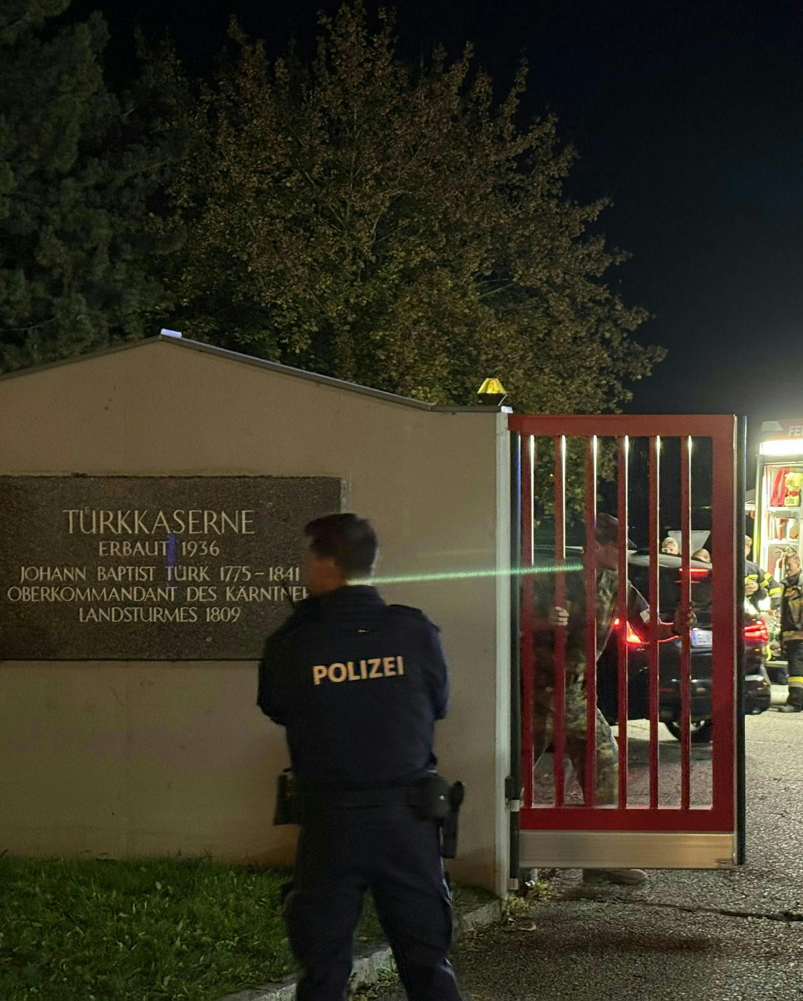 Der beschuldigte Grundwehrdiener, aus dessen Dienstpistole der tödliche Schuss fiel, ist in Polizeigewahrsam.