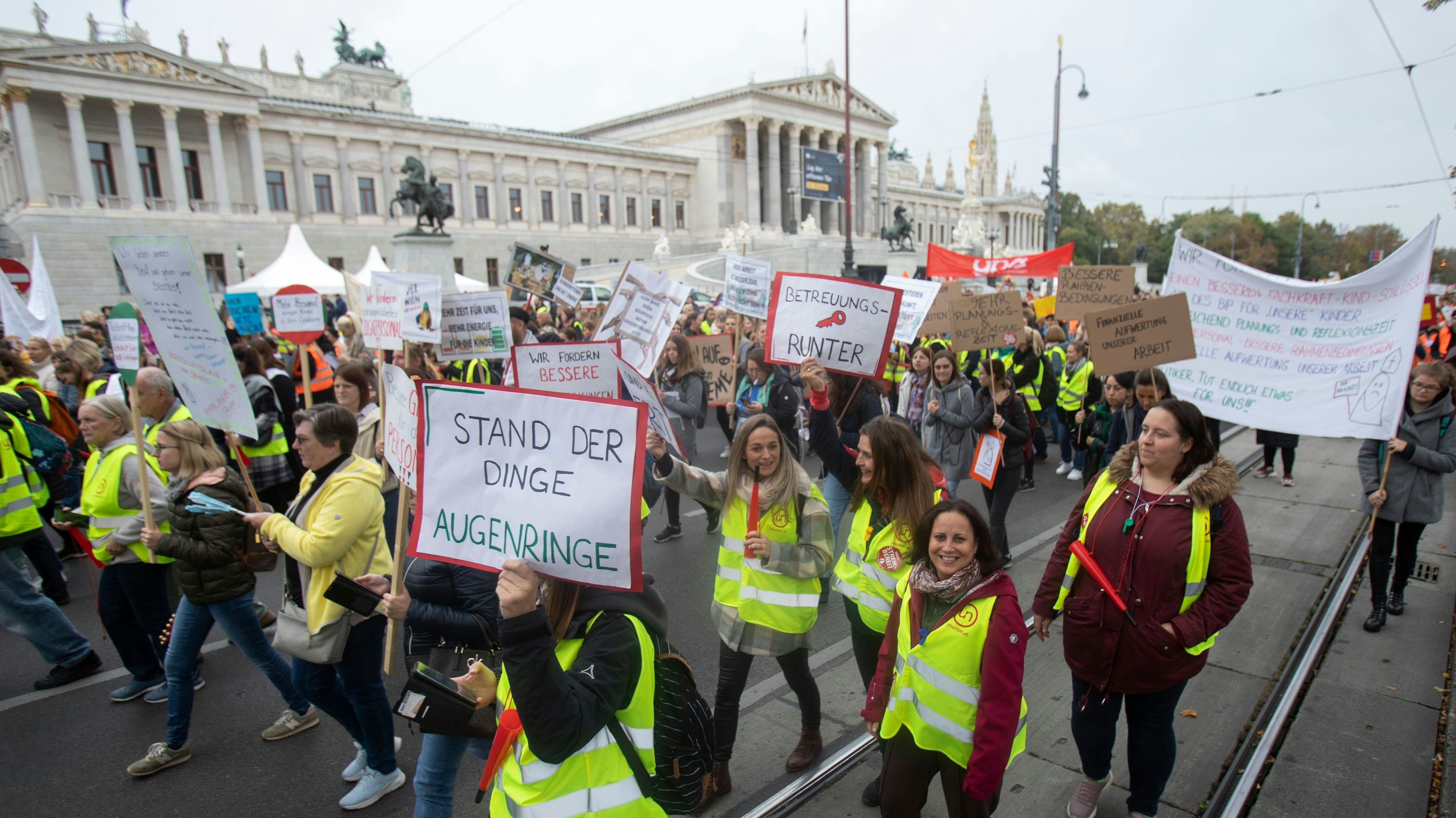 Mehr Kindergarten für alle Kinder braucht zunächst einmal mehr Kindergrtenpersonal. Am 24. Oktober 2023 demonstrierten tausende Beschäftigte der öffentlichen und privaten Kindergärten vor dem Wiener Parlament für bessere Arbeitsbedinungen und mehr Personal