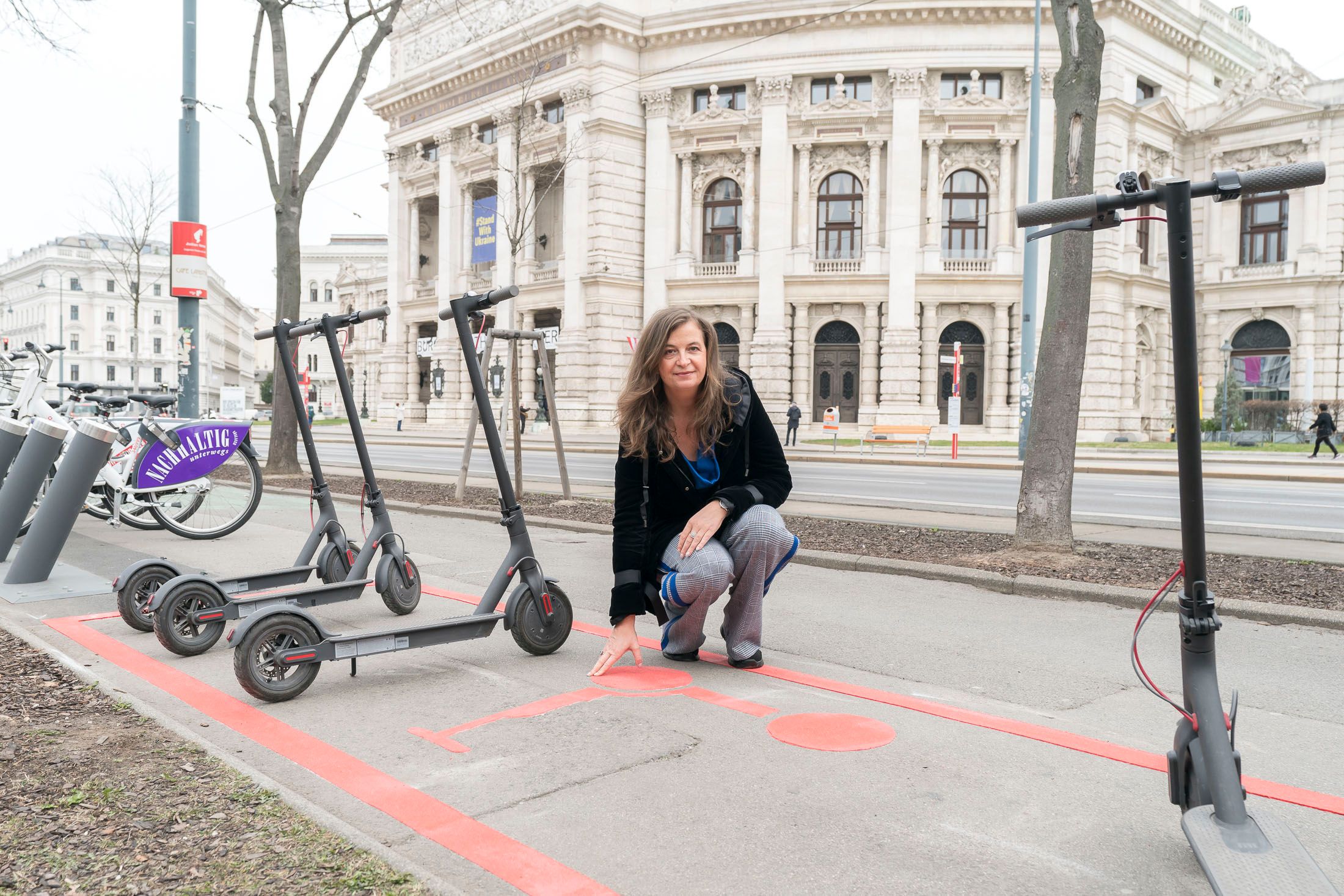 E-Scooter dürfen nur mehr auf fixen Plätzen stehen. 