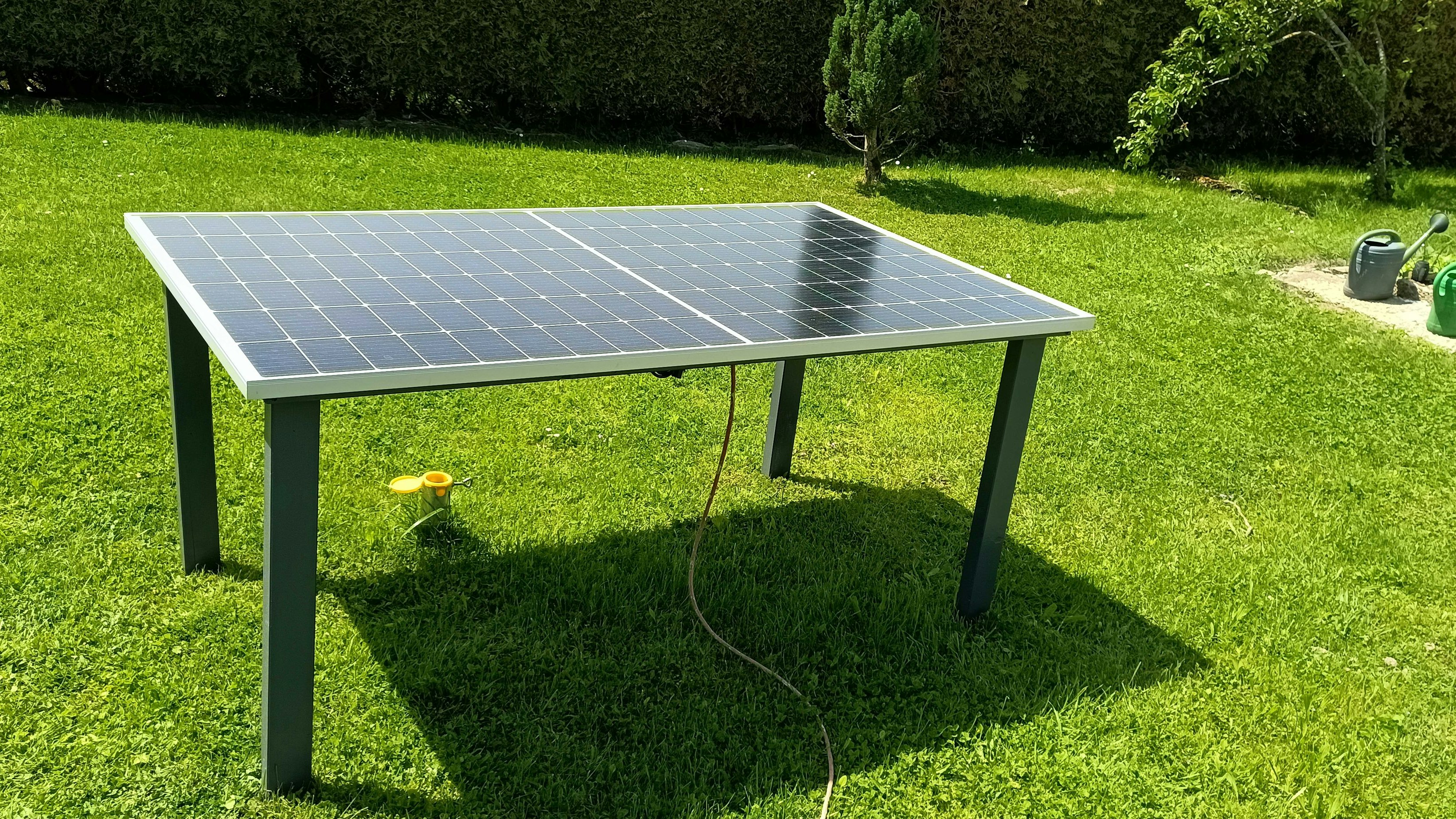 Stefan baute einen Gartentisch mit einem PV-Modul auf.