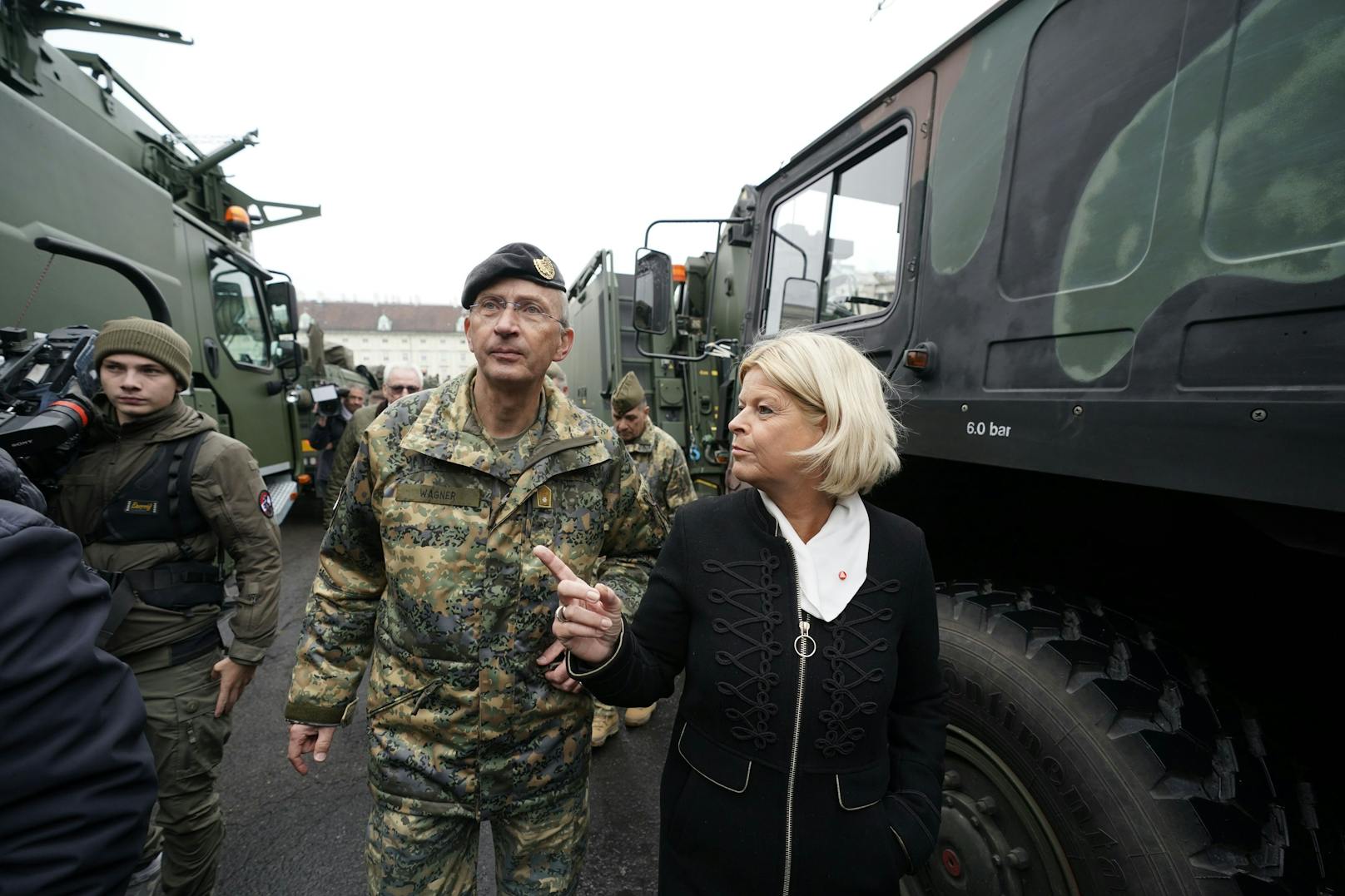 Verteidigungsministerin Klaudia Tanner steht mit Soldaten des österreichischen Bundesheeres vor einem Black Hawk-Hubschrauber im Vorfeld der Leistungsschau auf dem Gelände des Heldenplatzes.