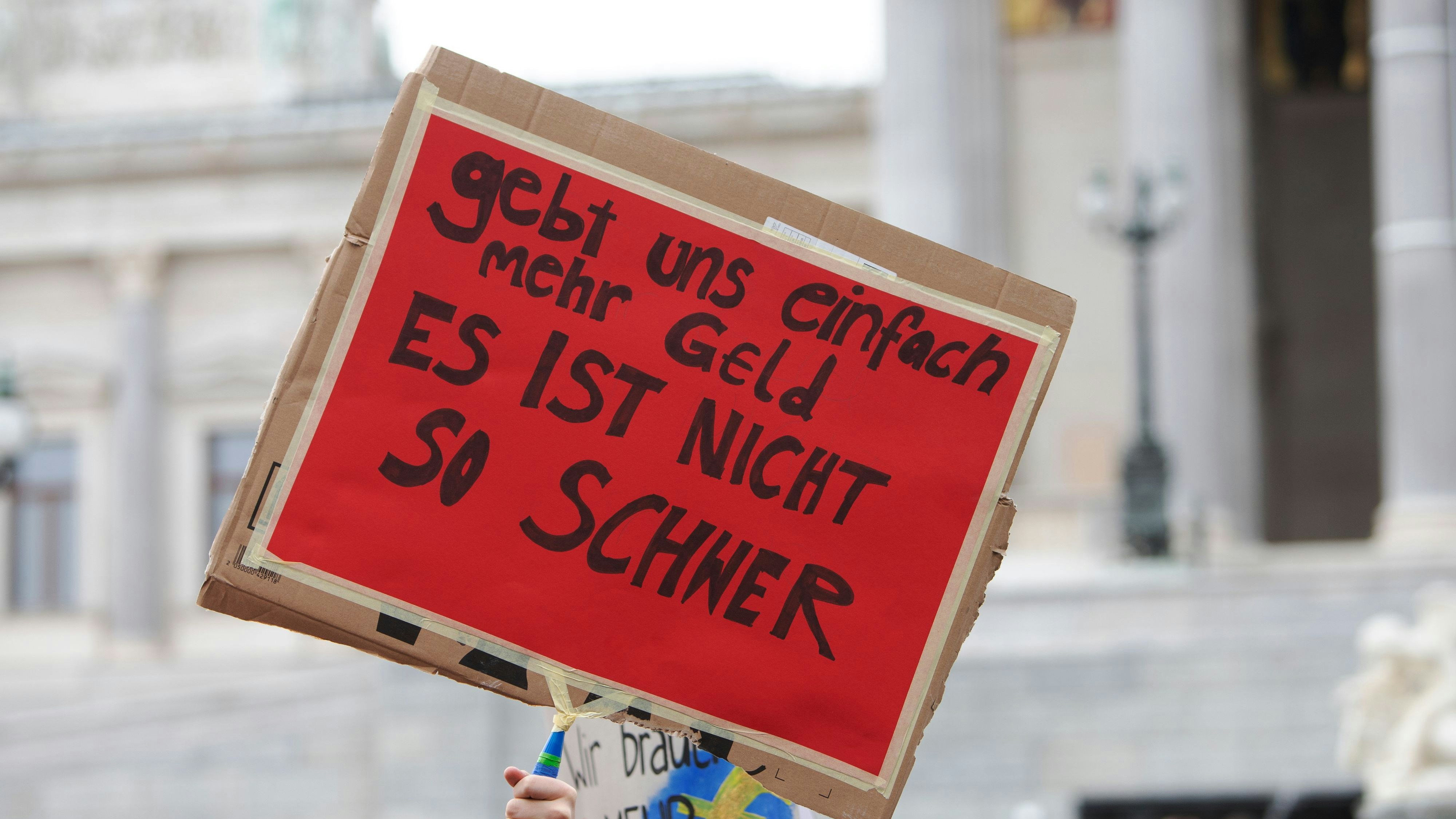 Kundgebung von Kindergarten- und Hortmitarbeitern im Oktober 2023 in Wien: Die Bezahlung ist ein entscheidendes Thema