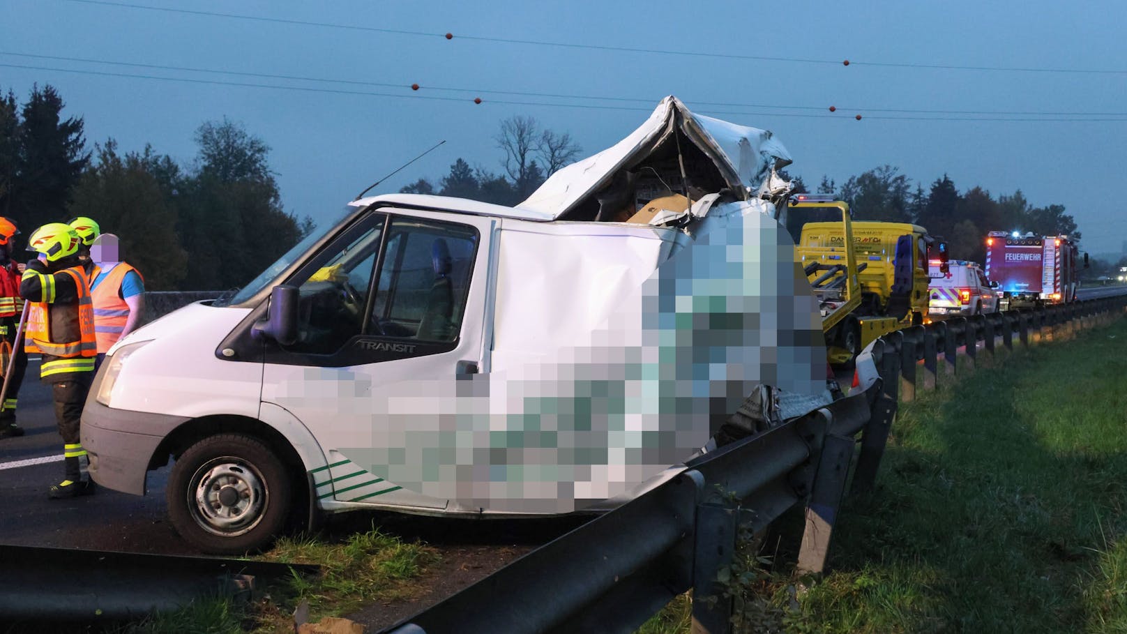 Zwei Insassen des Wagens wurden verletzt.