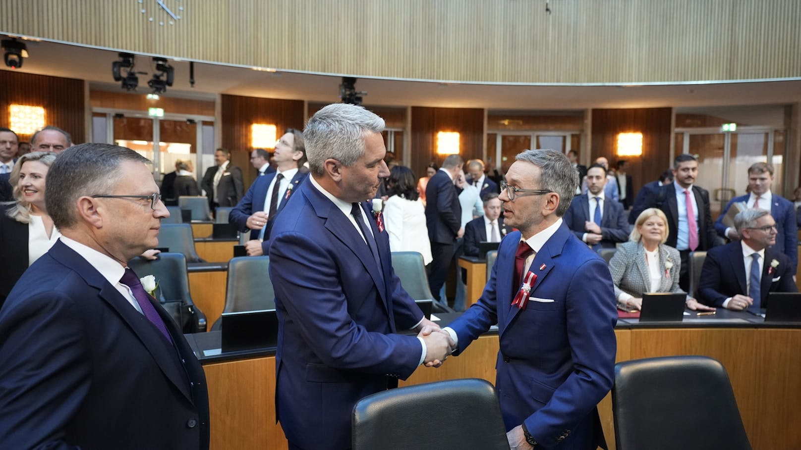 "Ein Volk" – Tumulte im Parlament bei Kogler-Rede