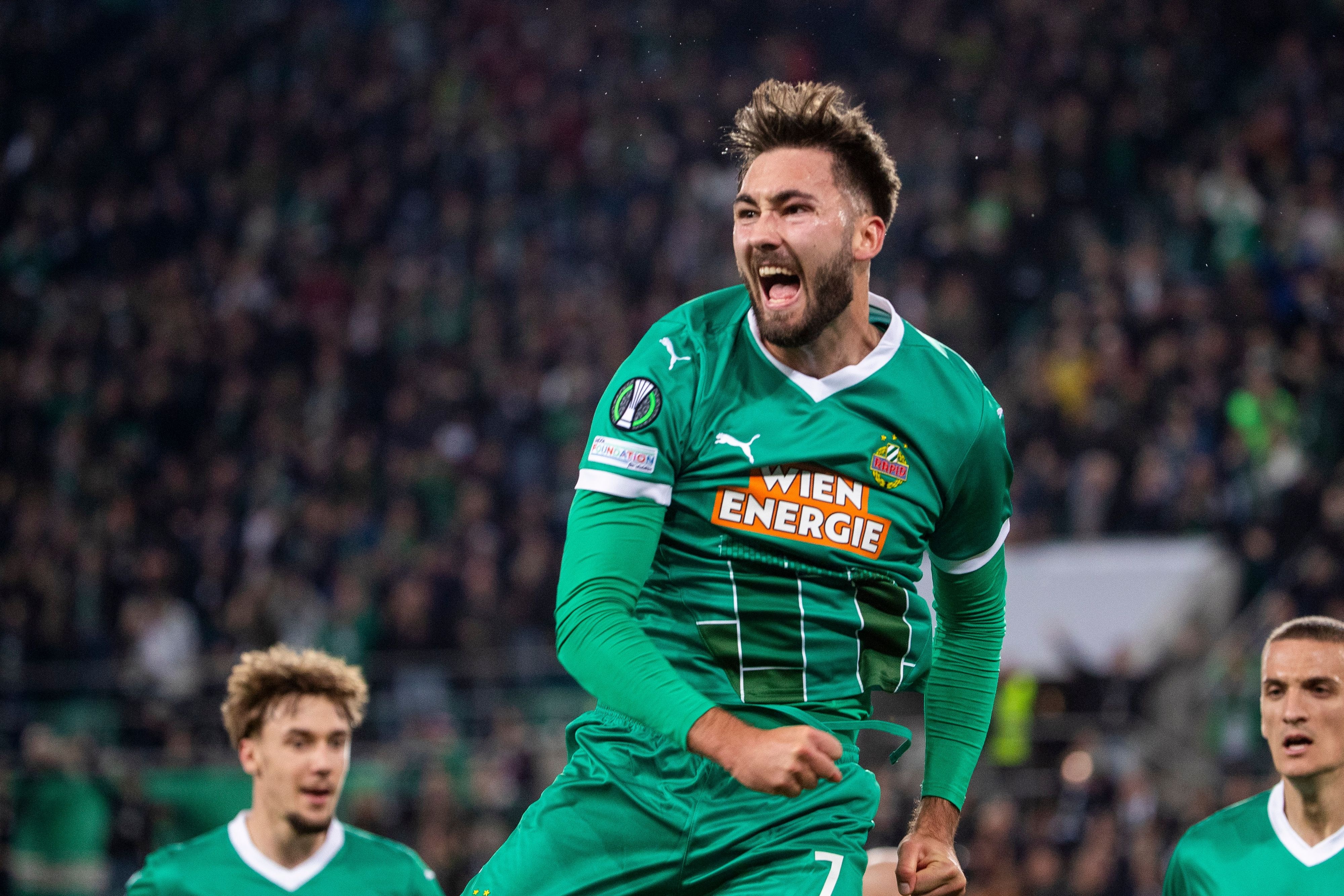 Dion Beljo jubelt nach dem 1:0-Siegtreffer für Rapid. 