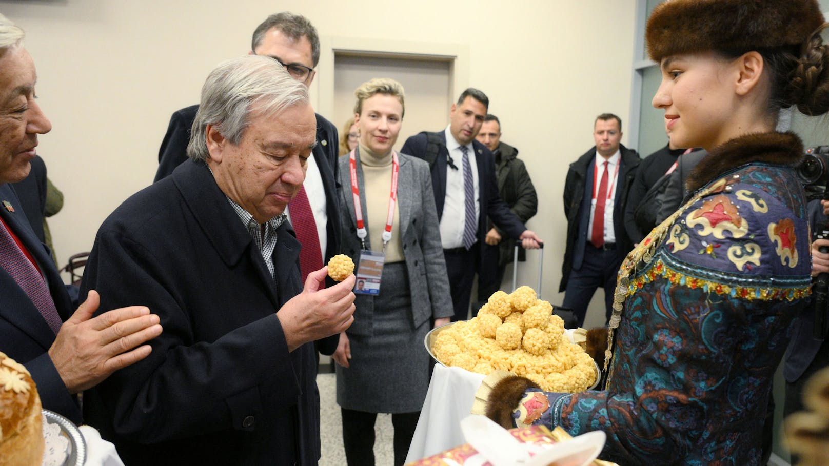 UN-Chef Guterres beim Empfang am Flughafen.