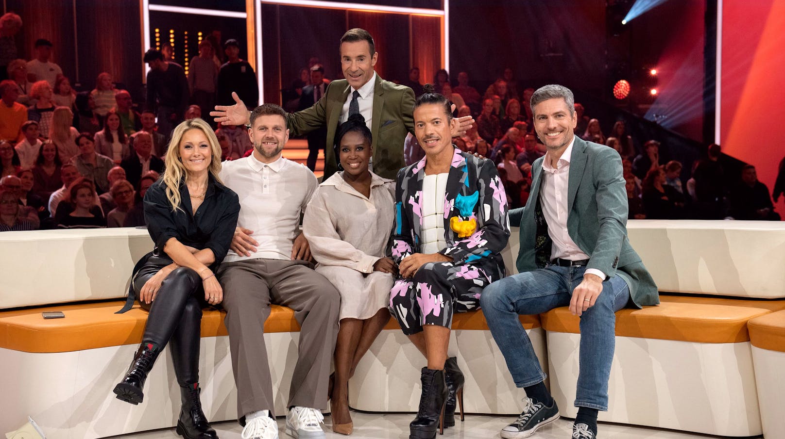 Helene Fischer, Niclas Füllkrug, Kai Pflaume, Motsi Mabuse, Jorge González und Ingo Zamperoni (v. l. n. r.).