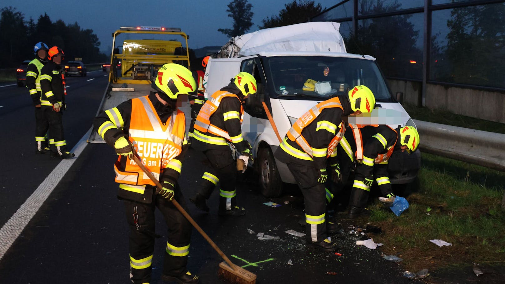 Die Feuerwehr räumt die Unfallstelle auf der A8.