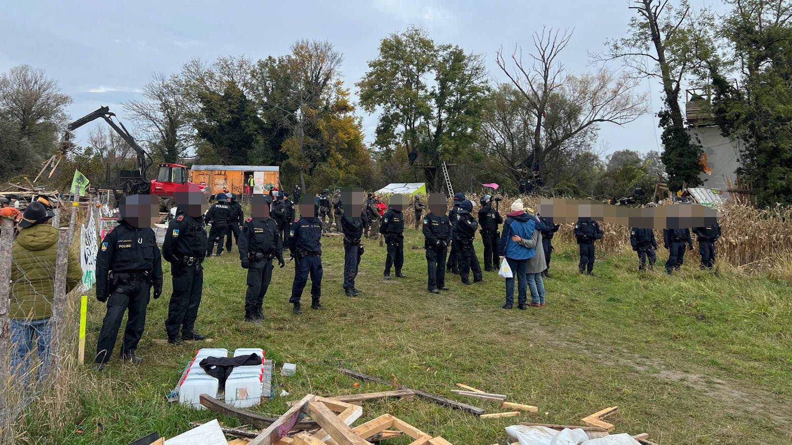 Großeinsatz: Protestcamp in Lichtenwörther Au wird geräumt