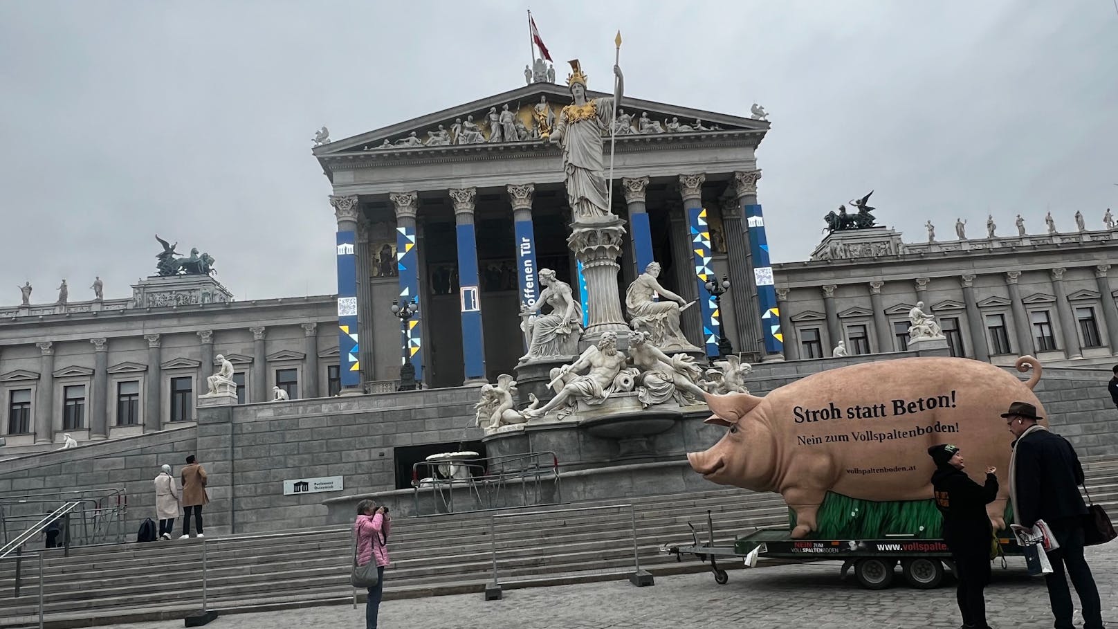 Was macht das Riesen-Schwein vor dem Parlament?