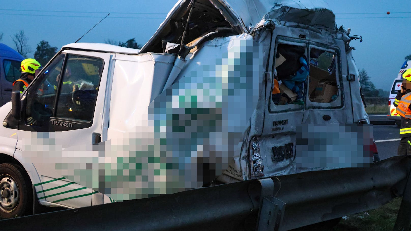 Der Kleintransporter wurde durch den Aufprall komplett zerstört.