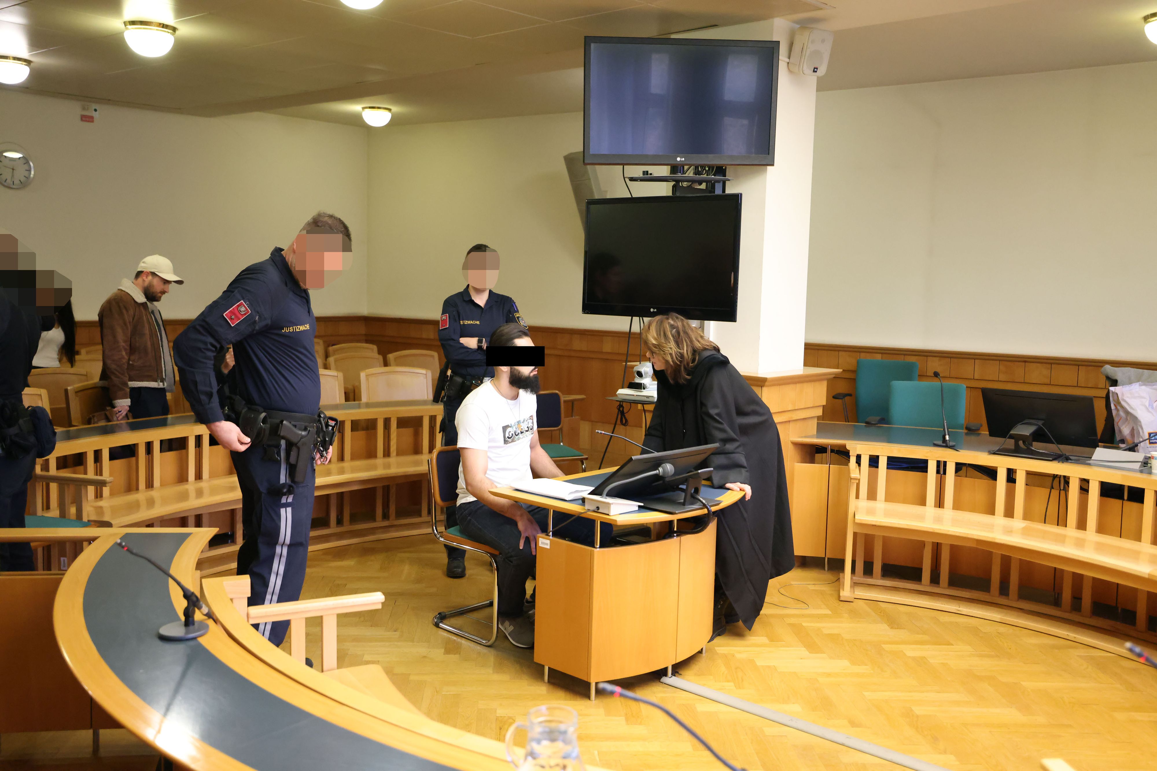 Der Angeklagte mit Anwältin Astrid Wagner (r.) vor Gericht in Wien.