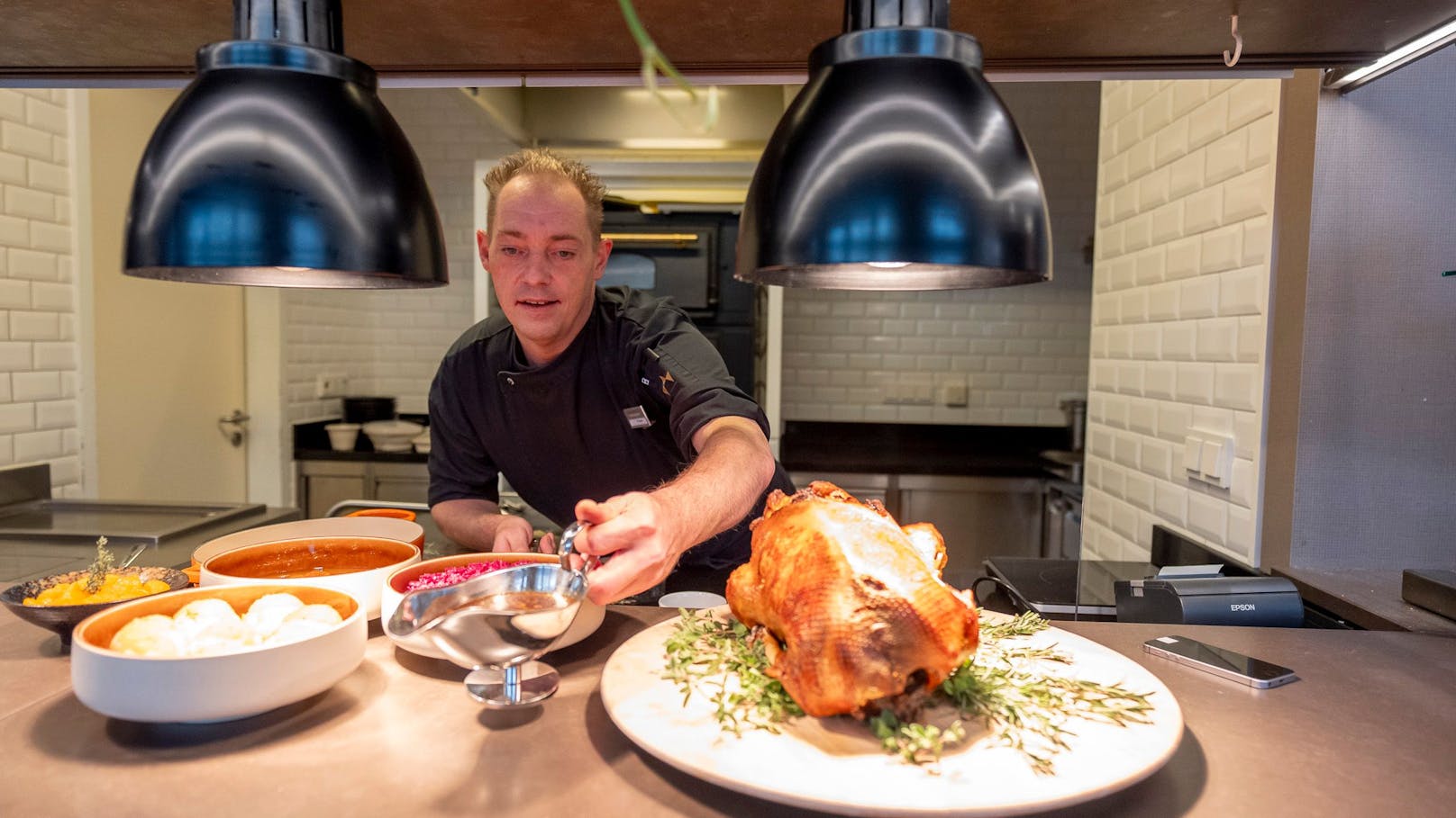 Chefkoch Marcus Bauer hat seine ganze internationale Küchen-Erfahrung in das Rezept gesteckt