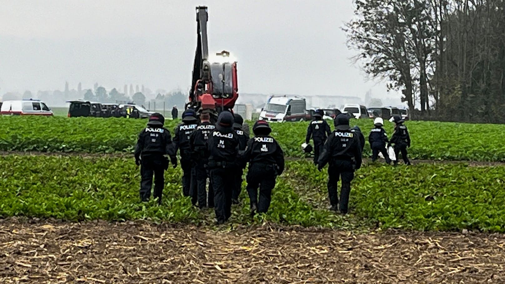 Großeinsatz: Protestcamp in Lichtenwörther Au wird geräumt