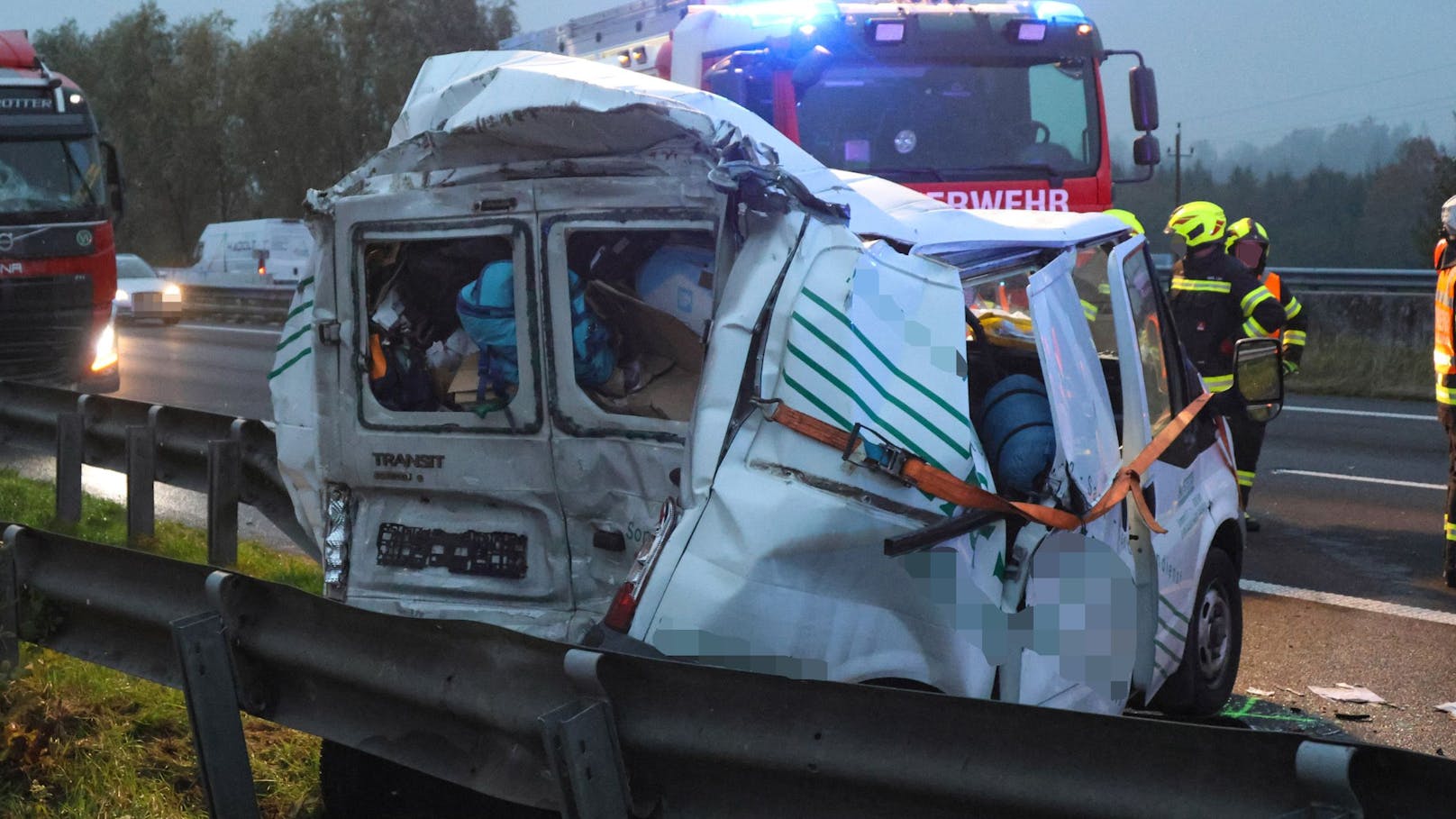 Lkw zerquetscht Kleinbus – zwei Schwerverletzte auf A8