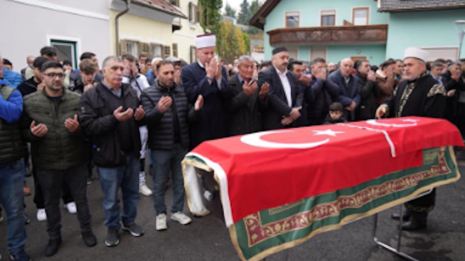 Türkische Flagge – so trauern Freunde um toten Soldat