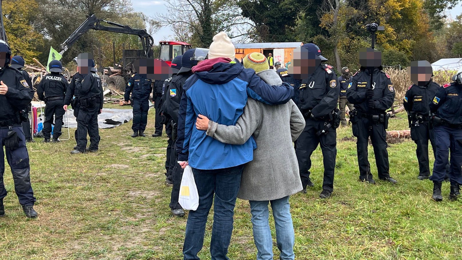 Großeinsatz: Protestcamp in Lichtenwörther Au wird geräumt