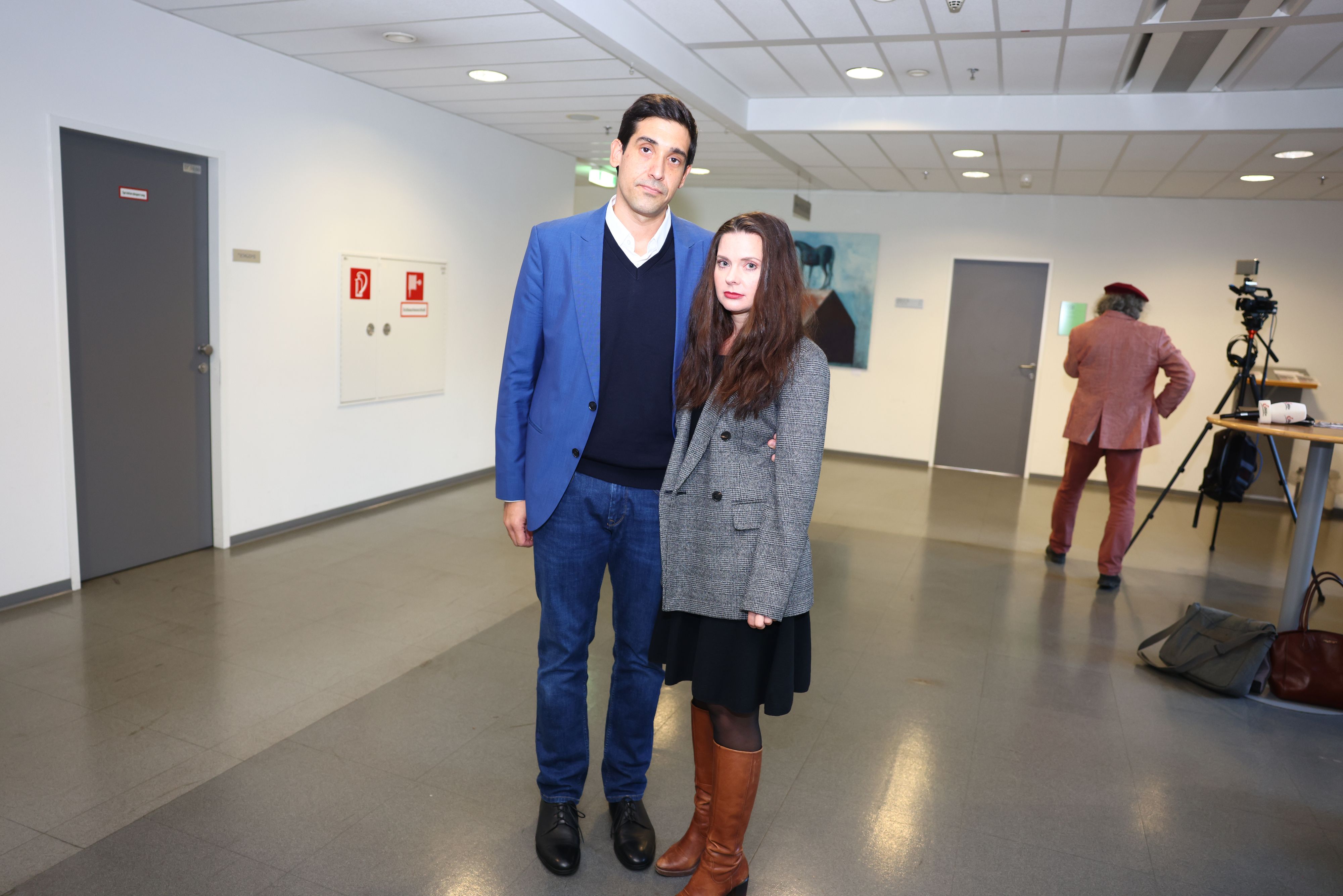 Veronika Bohrn Mena klagt Gerald Grosz. Hier mit ihrem Ehemann, Sebastian Bohrn Mena, beim Gerichtstermin am 24. Oktober 2024 in Wien.
