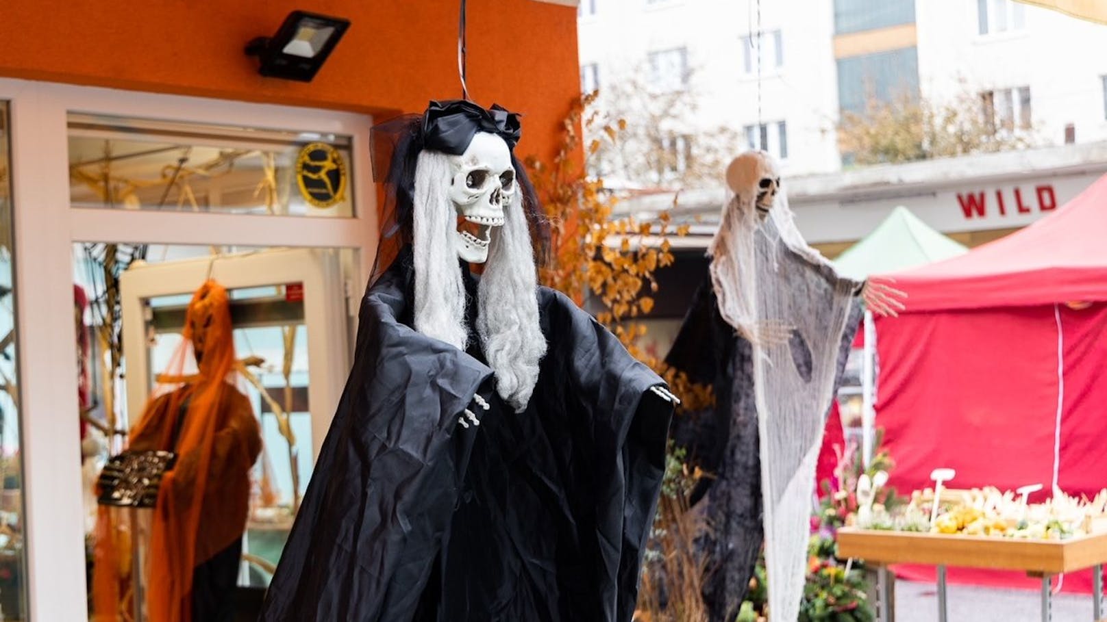 Auch die Marktstände selbst werden zu Epizentren des Halloween-Grusels