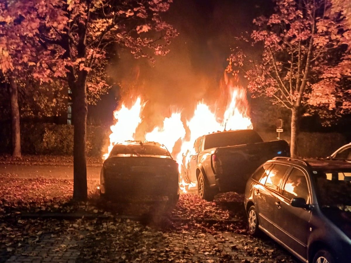 Zwei Fahrzeuge fielen in der Nacht einem Feuer zum Opfer – Totalschaden und die Suche nach dem Zündler läuft.