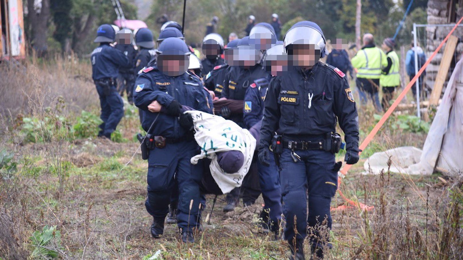 Öko-Camp abgerissen! Polizei muss Aktivisten wegtragen