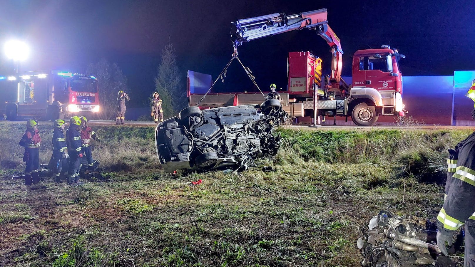 Danach krachte der Wagen frontal gegen zwei Feldzufahrten. Der Audi kam schwer beschädigt seitlich auf der Fahrerseite in einer Wiese zum Stillstand. Der Motorblock und der linke Vorderreifen wurden durch die Wucht des Aufpralles aus dem Fahrzeug gerissen und in die umliegende Wiese geschleudert.