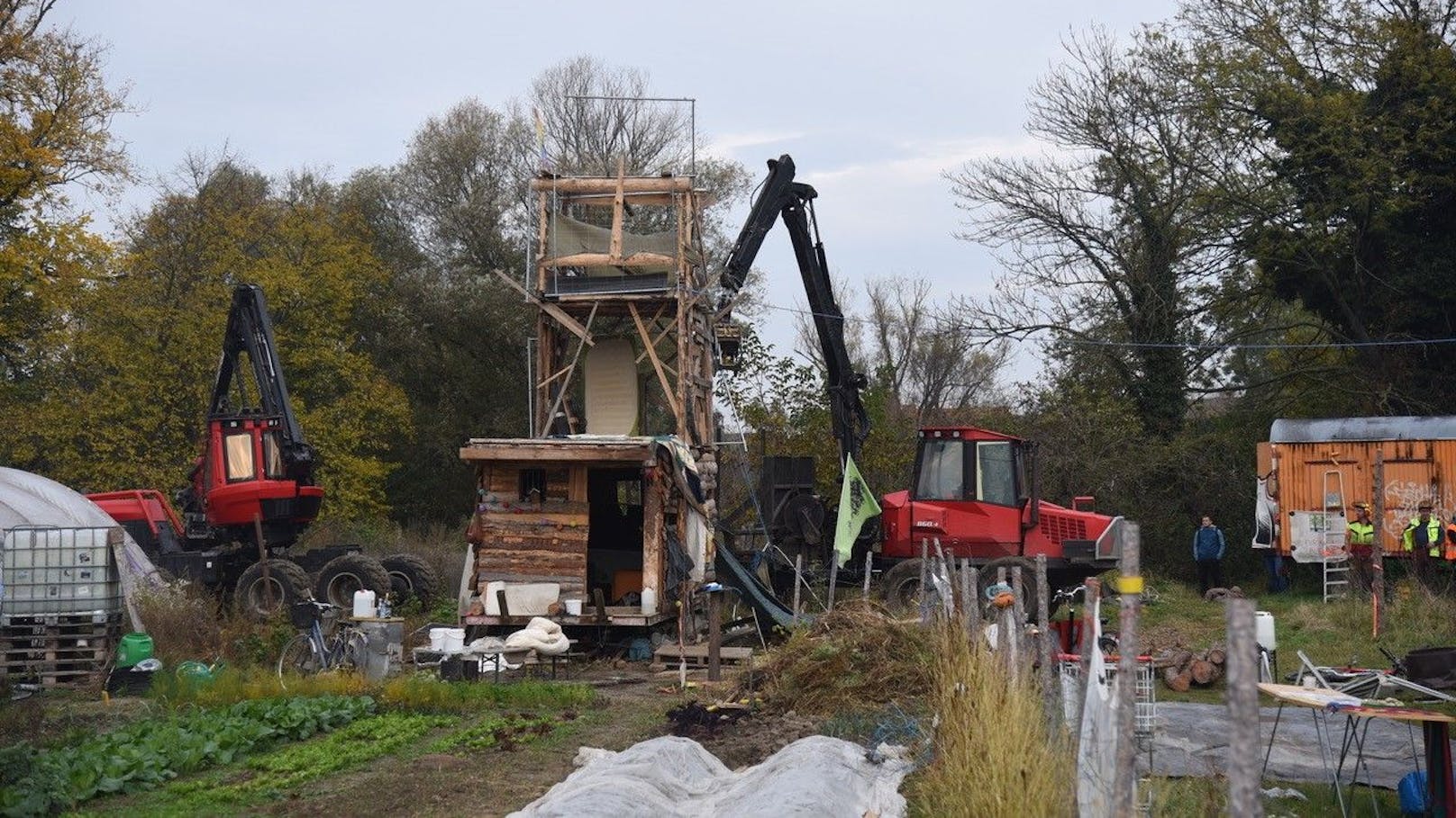 Zum zweiten Mal innerhalb weniger Monate bauten Umwelt-Aktivisten in der Lichtenwörther Au ein <a data-li-document-ref="120068824" href="https://www.heute.at/s/grosseinsatz-camp-von-umweltaktivisten-wird-geraeumt-120068824">Protestcamp samt Baumhäusern</a> auf.