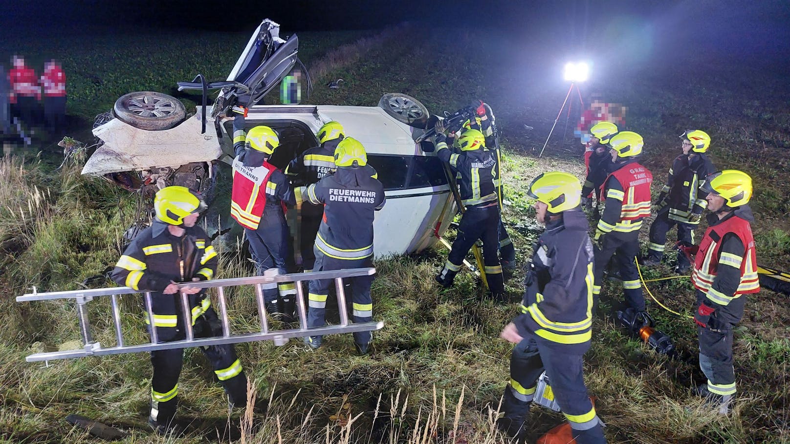 Der Lenker eines Audi A6 war auf der Landesstraße 60 von Dietmanns kommend in Richtung Waidhofen/Thaya unterwegs. Aus bislang unbekannter Ursache kam er mit seinem Wagen auf Höhe Matzles links von der Fahrbahn ab, überfuhr zwei Leitpflöcke und ein Verkehrsschild.