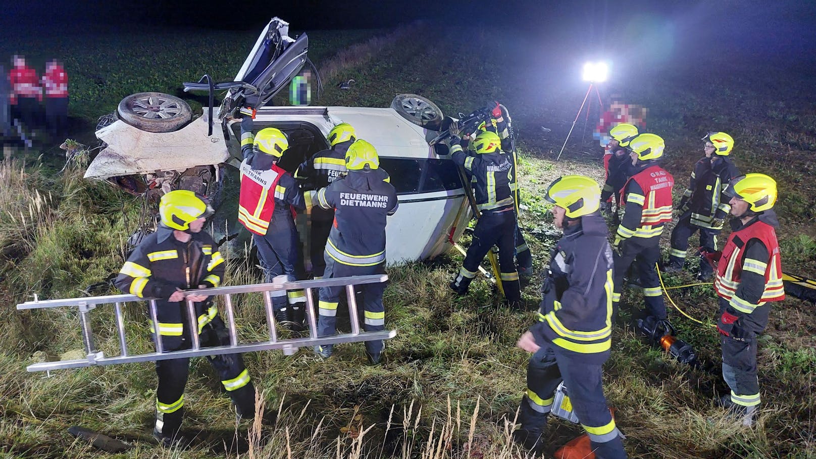 Junger Audi-Fahrer ist bei Crash auf der Stelle tot