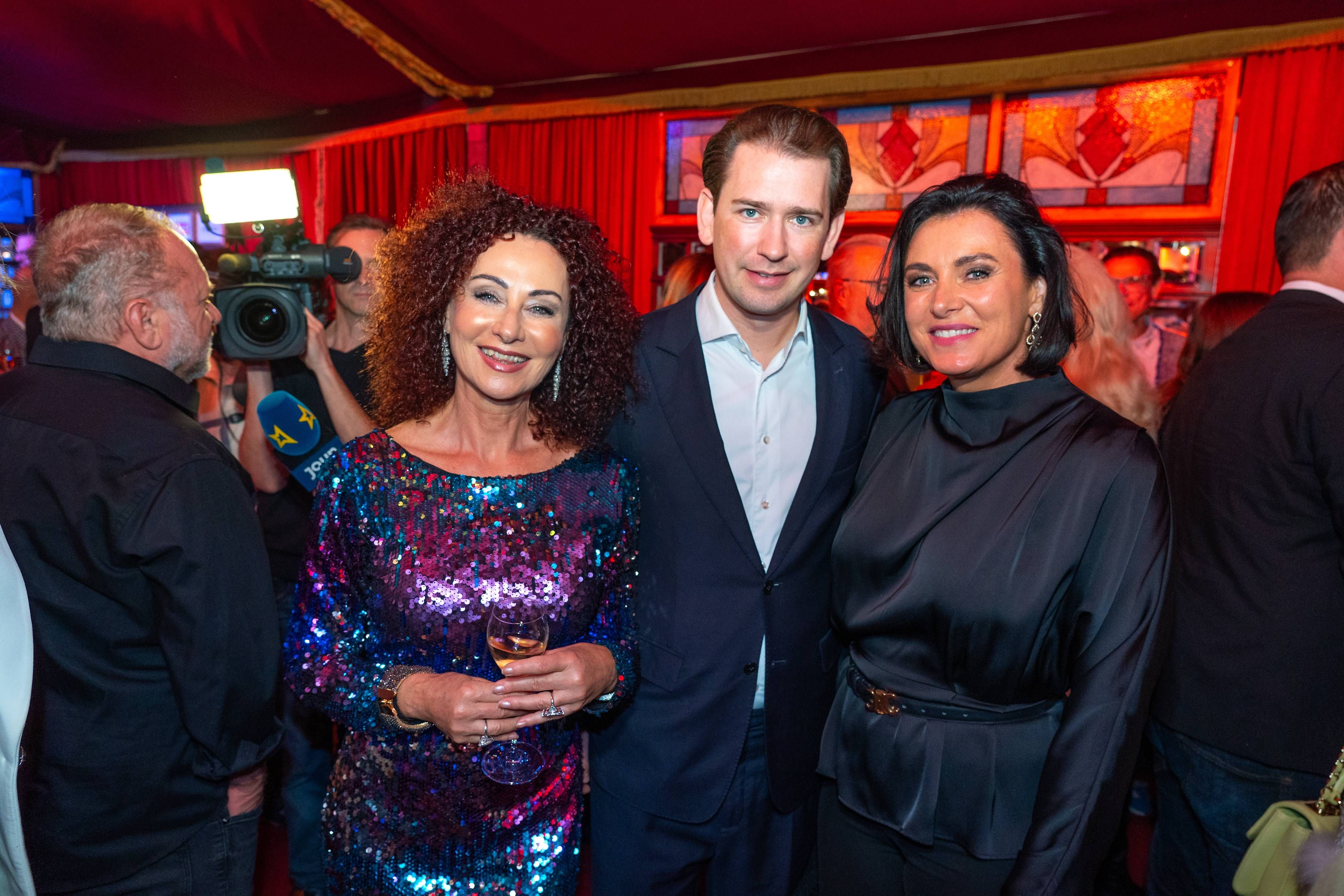 Christina Lugner mit Sebastian Kurz und Elisabeth Köstinger bei der Palazzo-Premiere 
