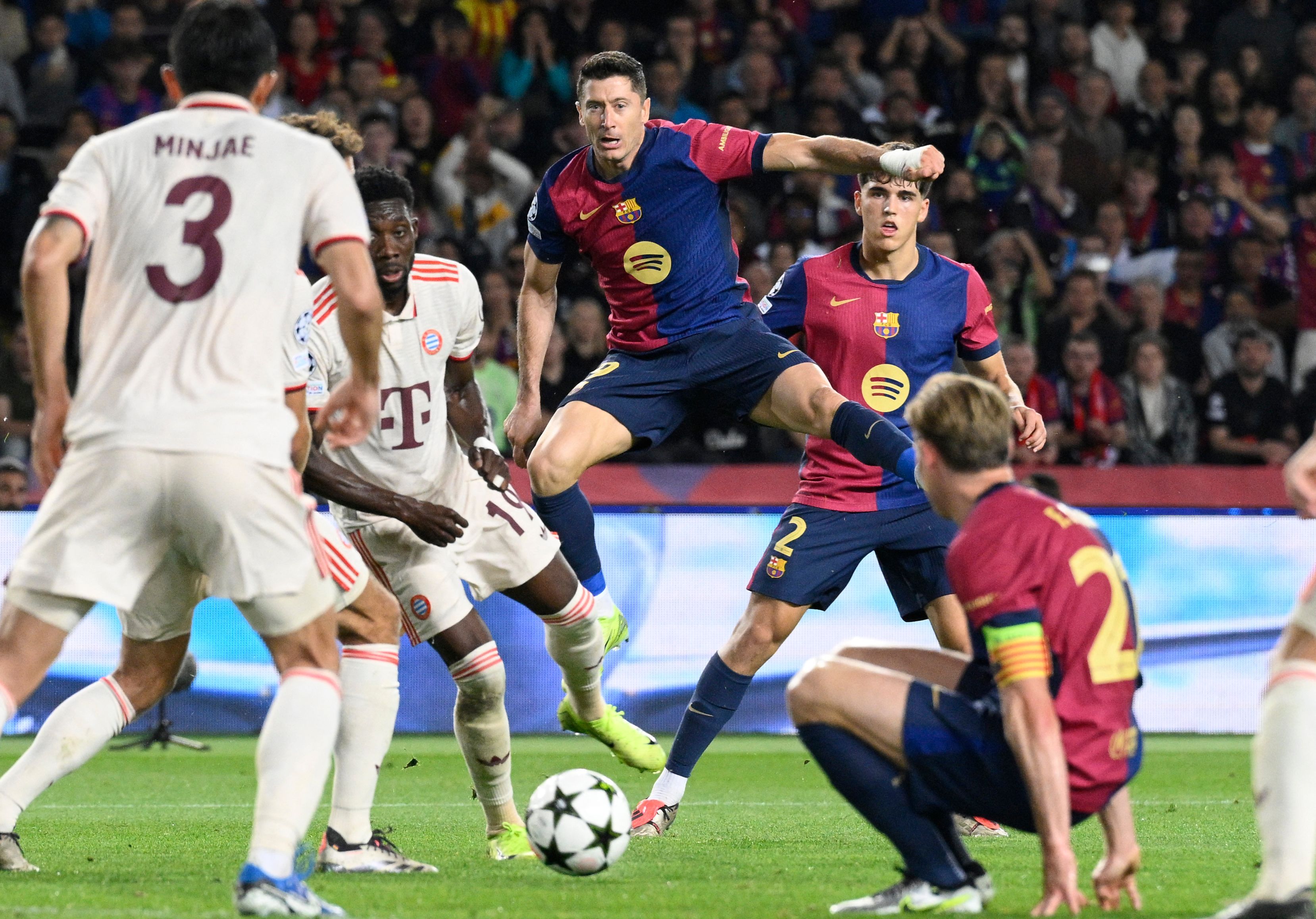 Download von www.picturedesk.com am 24.10.2024 (08:06). Lewandowski trifft gegen seine 