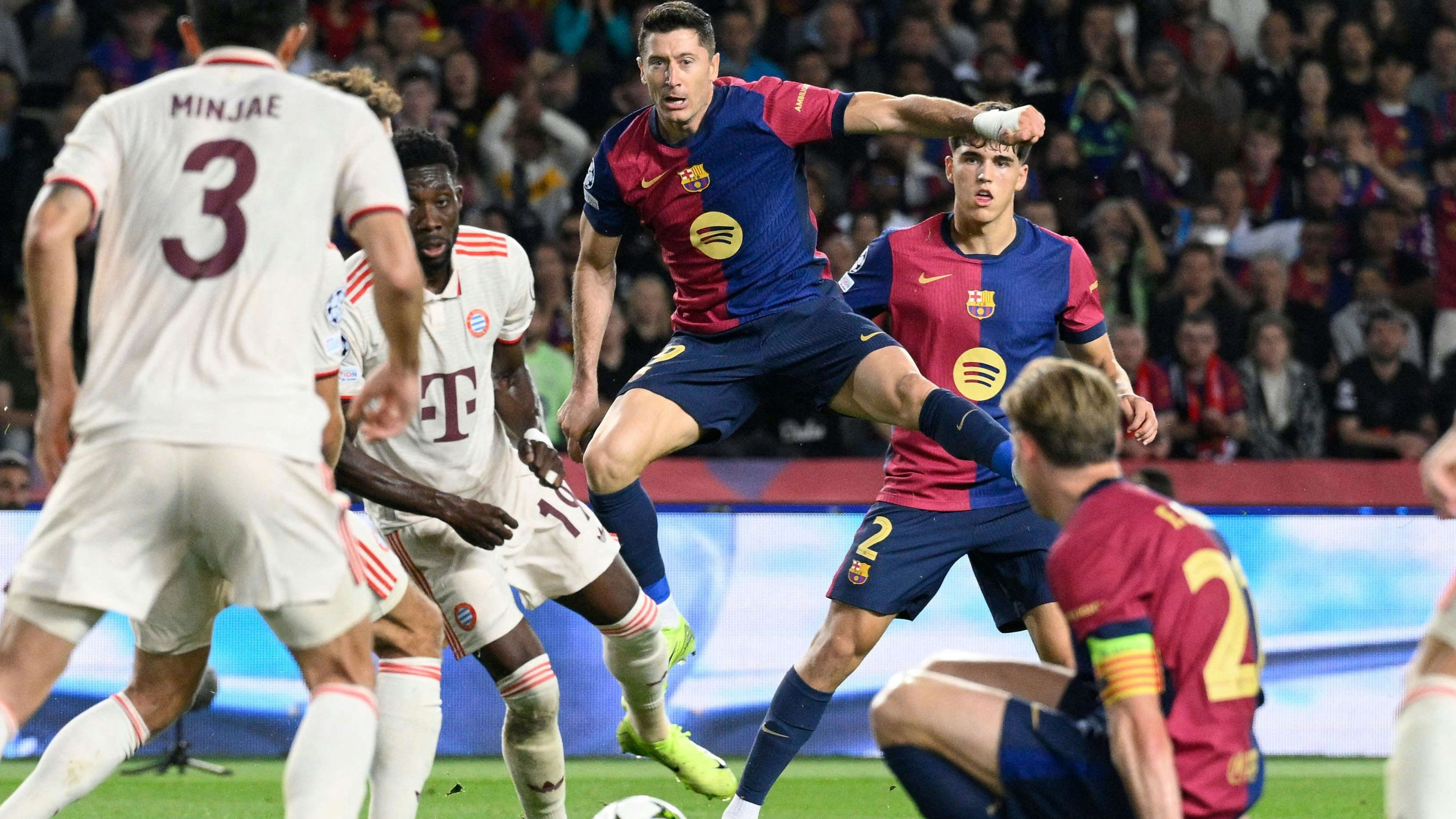 Download von www.picturedesk.com am 24.10.2024 (08:06). Lewandowski trifft gegen seine "Ex" Bayern