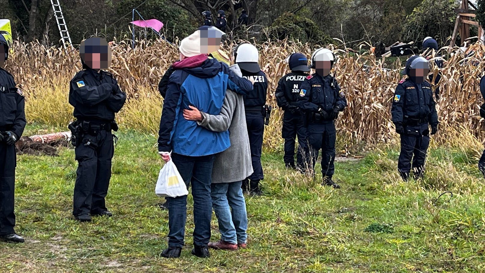 Großeinsatz: Protestcamp in Lichtenwörther Au wird geräumt