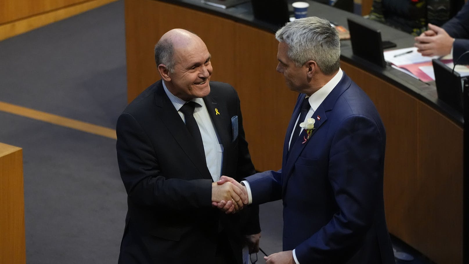 Bundeskanzler Karl Nehammer mit Wolfgang Sobotka nach seiner Rede.