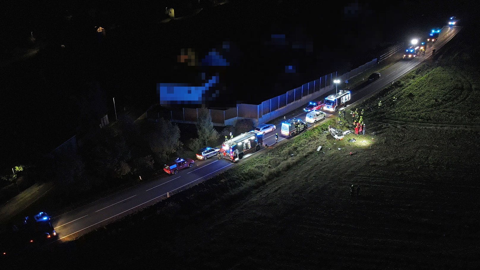 Beim Eintreffen des Vorausrüstfahrzeuges wurde dem Fahrzeugkommandanten mitgeteilt, dass sich der Fahrer noch im Unfallfahrzeug befand, aber leider bereits verstorben war.