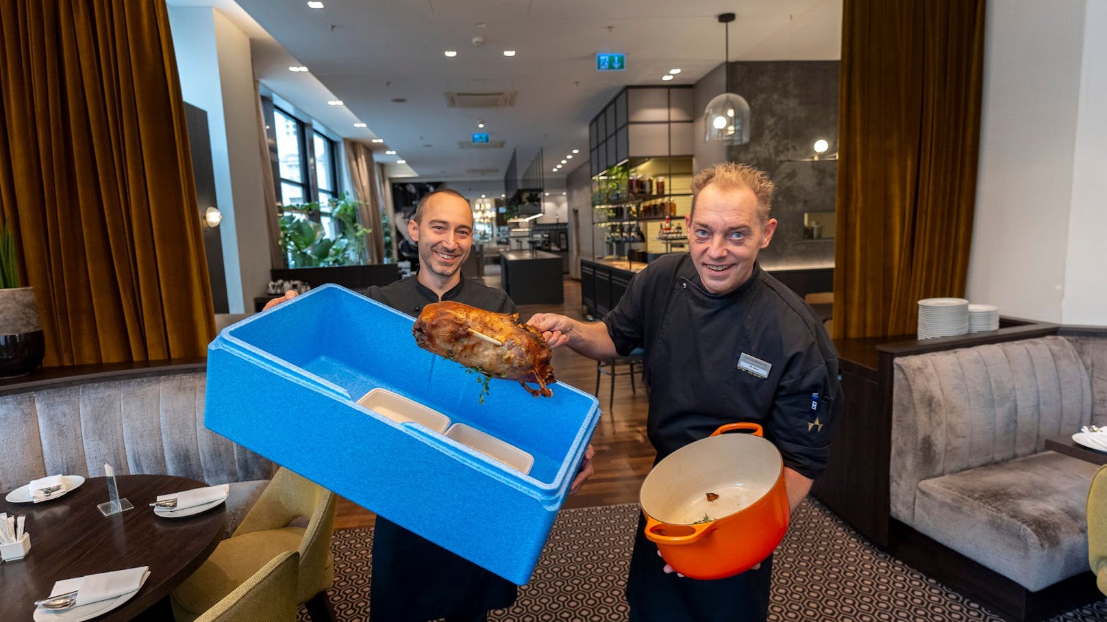 Stefan Tuma-Nguyen und Marcus Bauer mit dem ganzen Paket